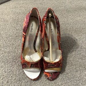NWOT Marc Fisher Samelia Satin Paisley Heels Peep Toe Boho Pheobe Buffet 70s